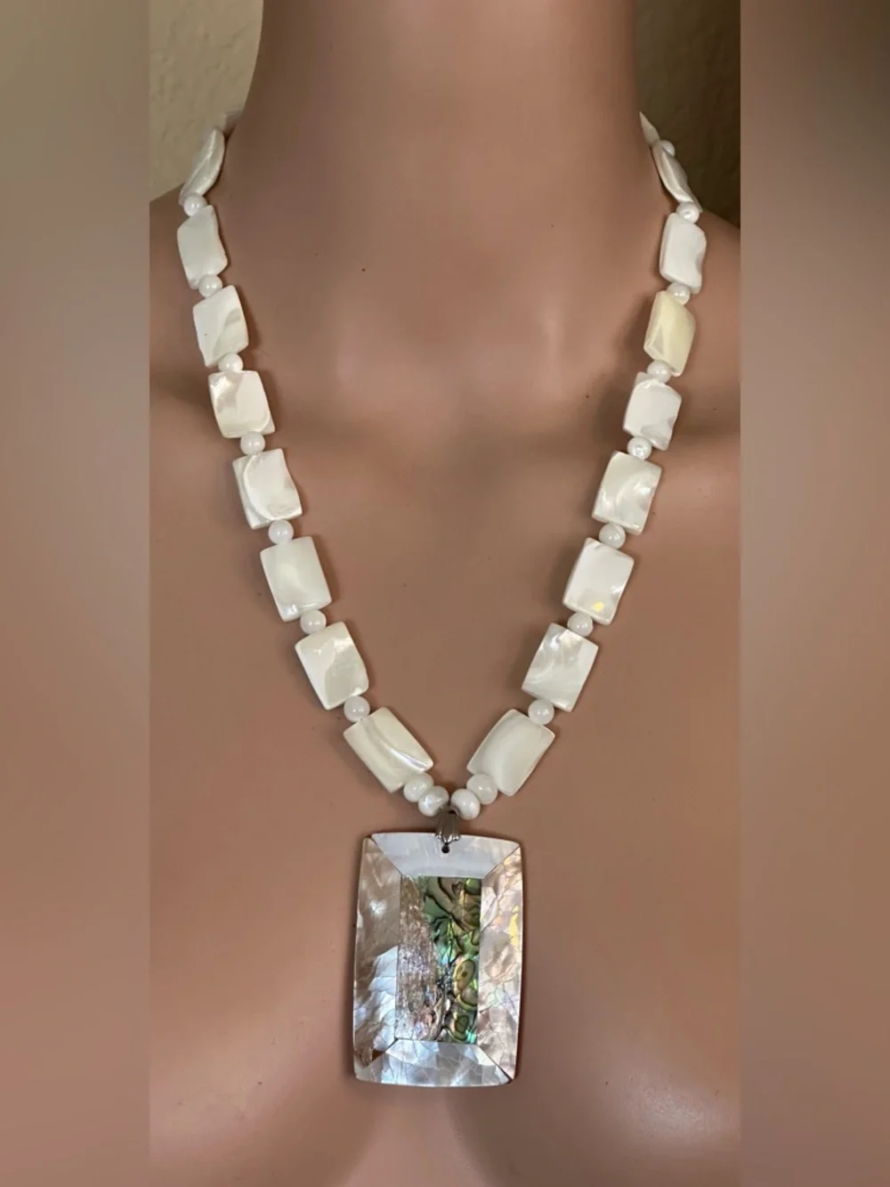 24-1/2 inch Mother of Pearl necklace NWOT - Picture 2 of 12
